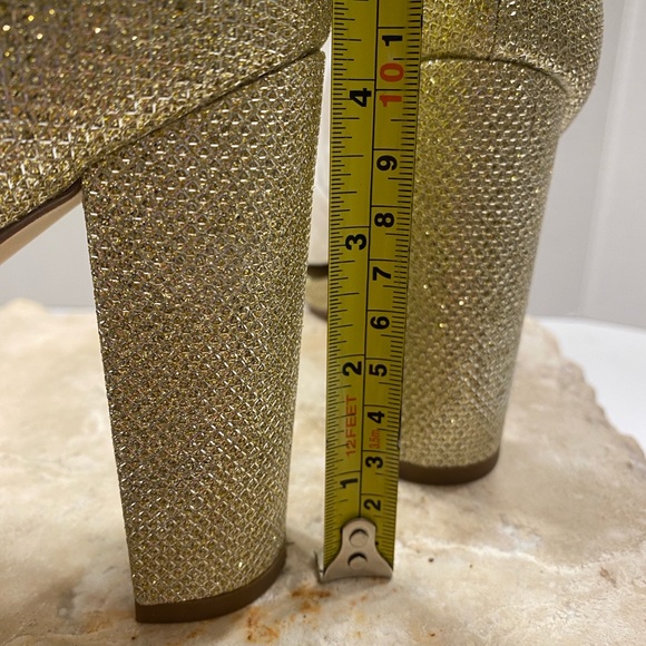 Sz 9 M Delicious Shiner Gold Shimmer Strappy Open Toe Sandal Block High Heels - Picture 7 of 15